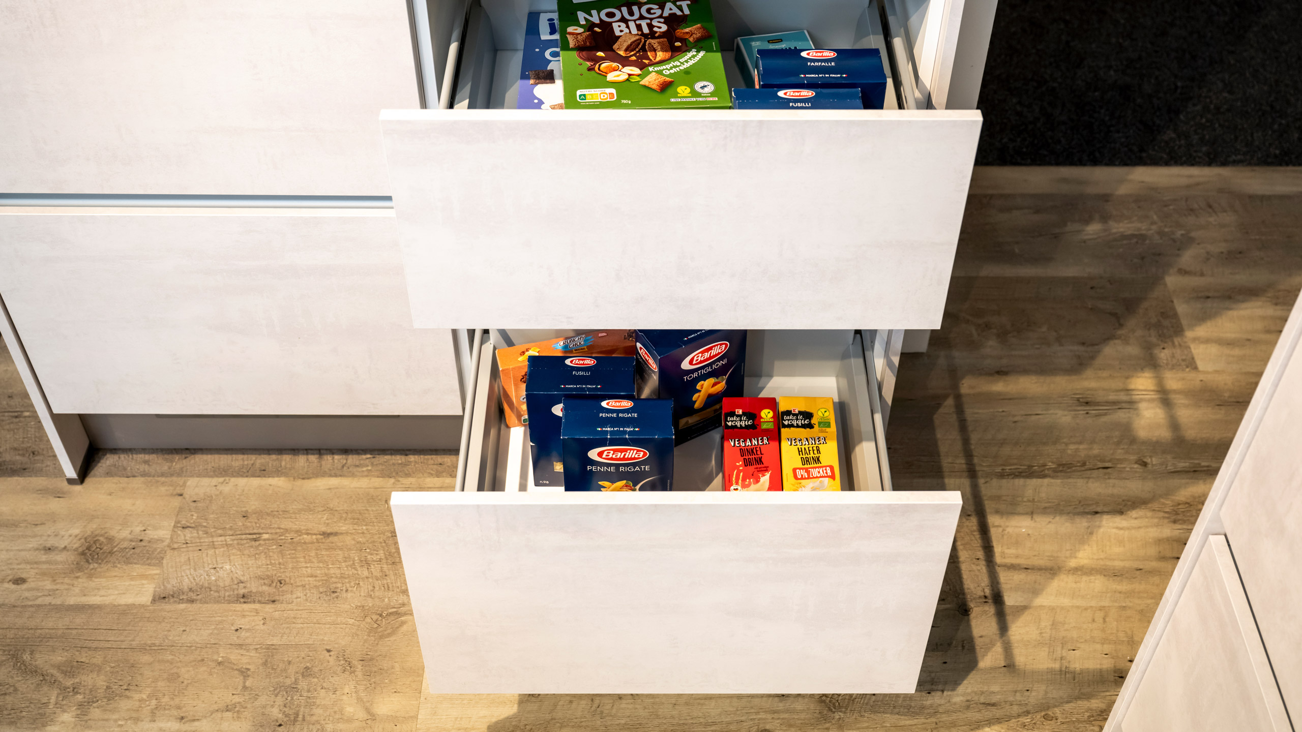 Grifflose, minimalistische Inselküche "Base" von Express