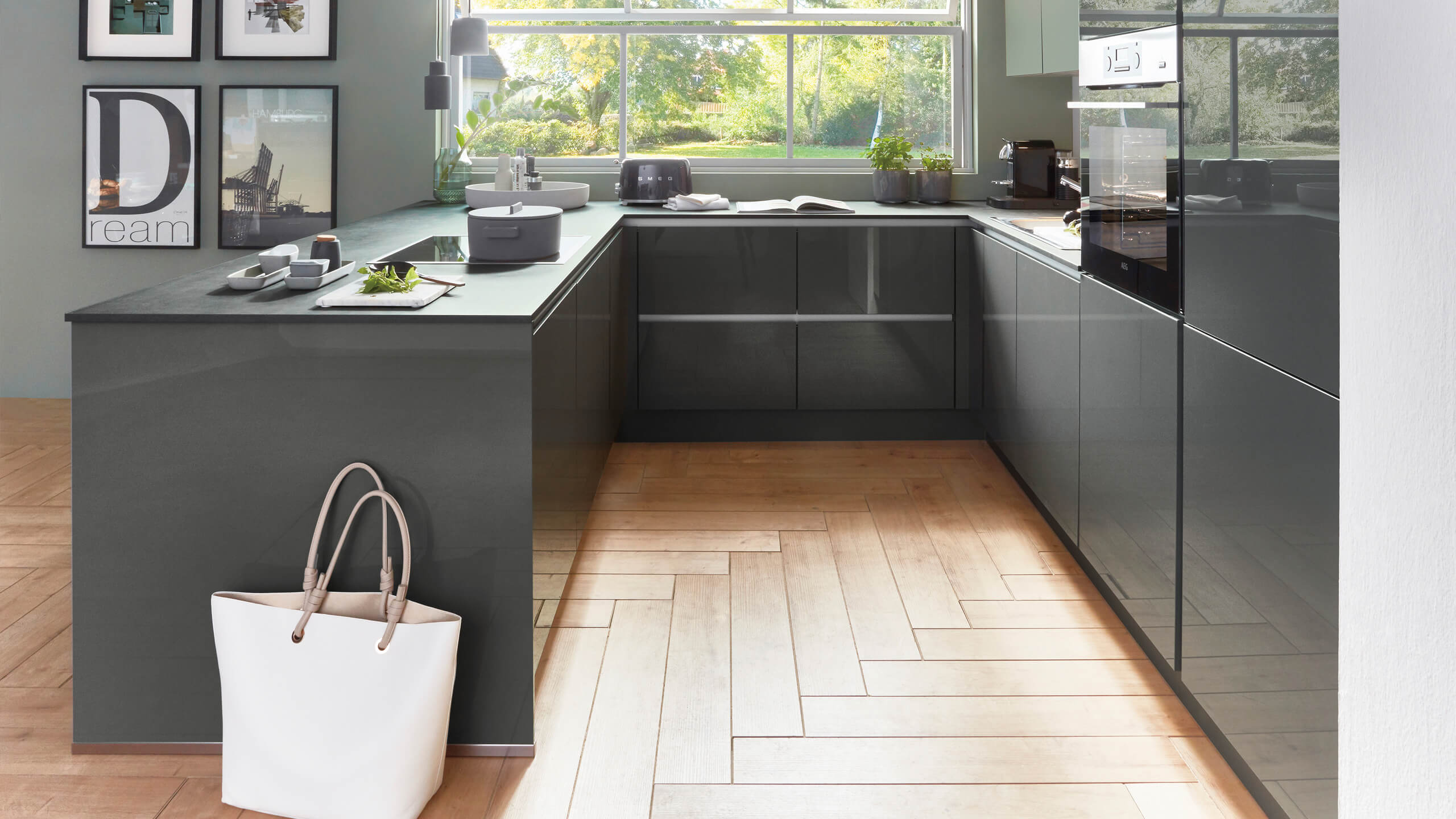 Grifflose Designküche "Flash" von Nobilia in U-Form