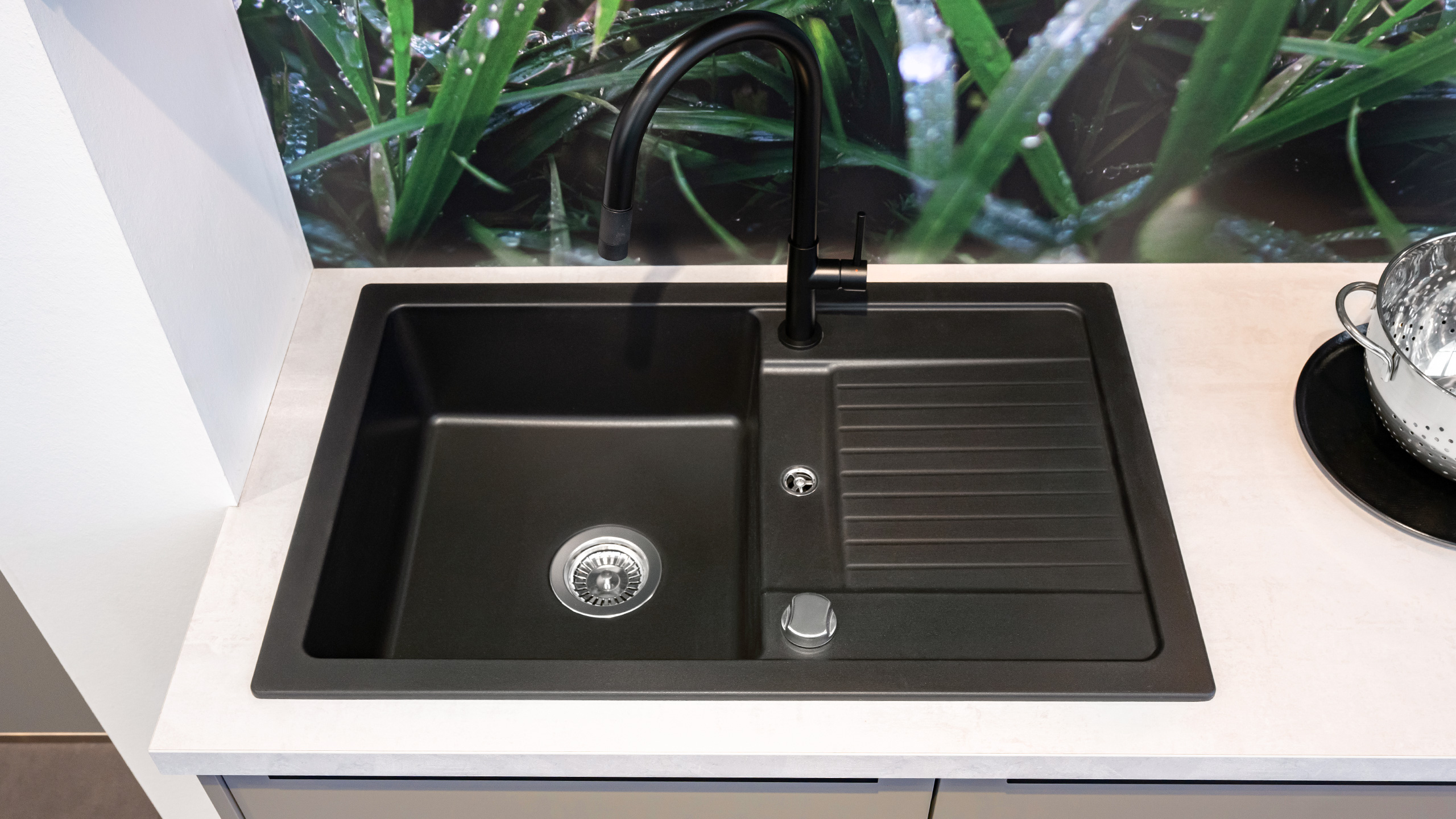 Stylische Singleküche mit Insel Modell Clean von Express