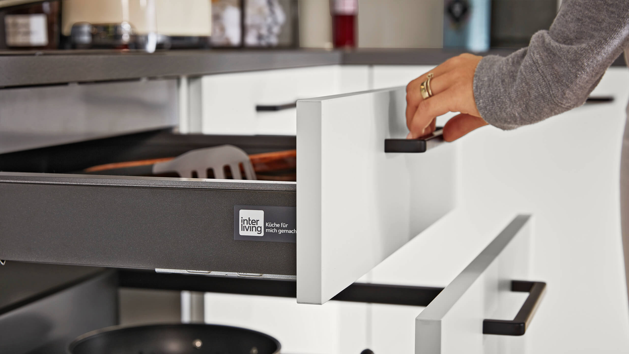 Moderne Familienküche "Serie 3032" in L-Form von Interliving