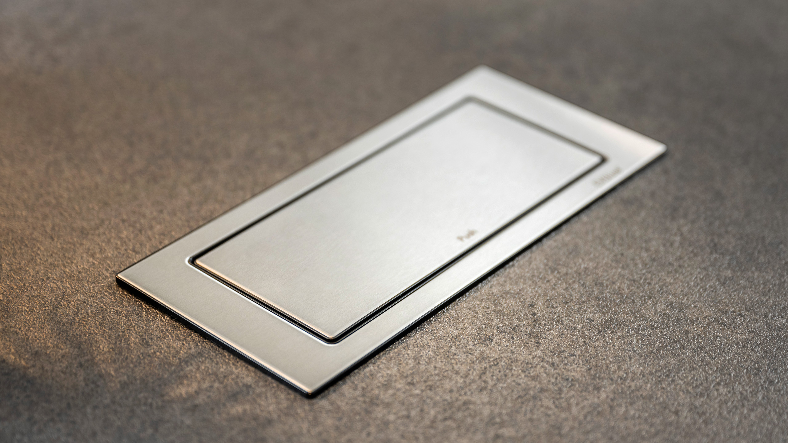 Grifflose Designküche "Lux" mit großer Insel  von Nobilia 