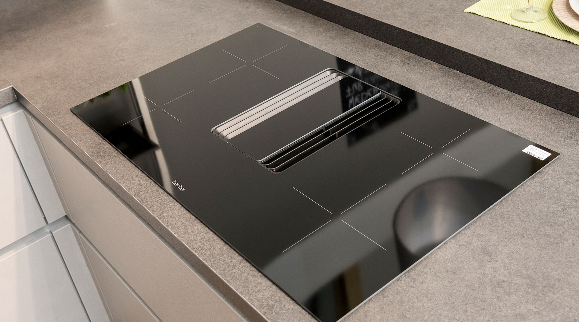 Platzbietende U-Küche mit passenden Wohnmöbeln "Cemento" von Nobilia