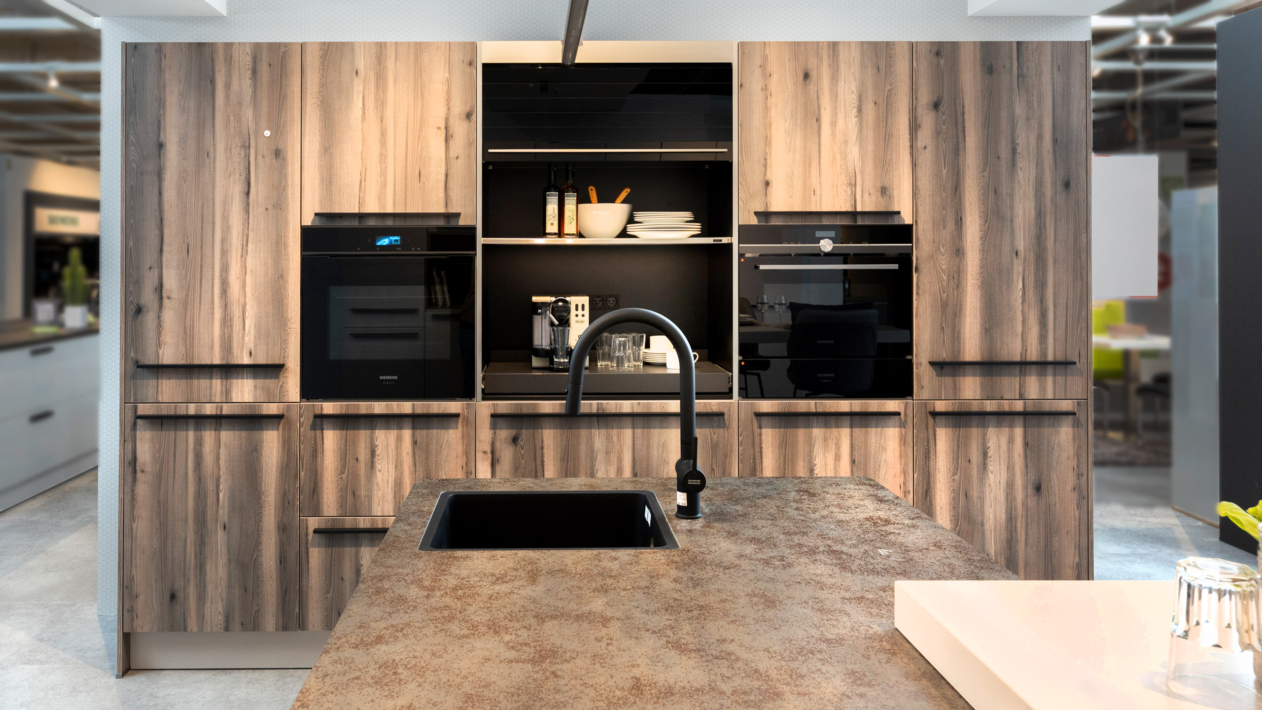 Großräumige, edle T-Küche "Siena" von Wert Küche