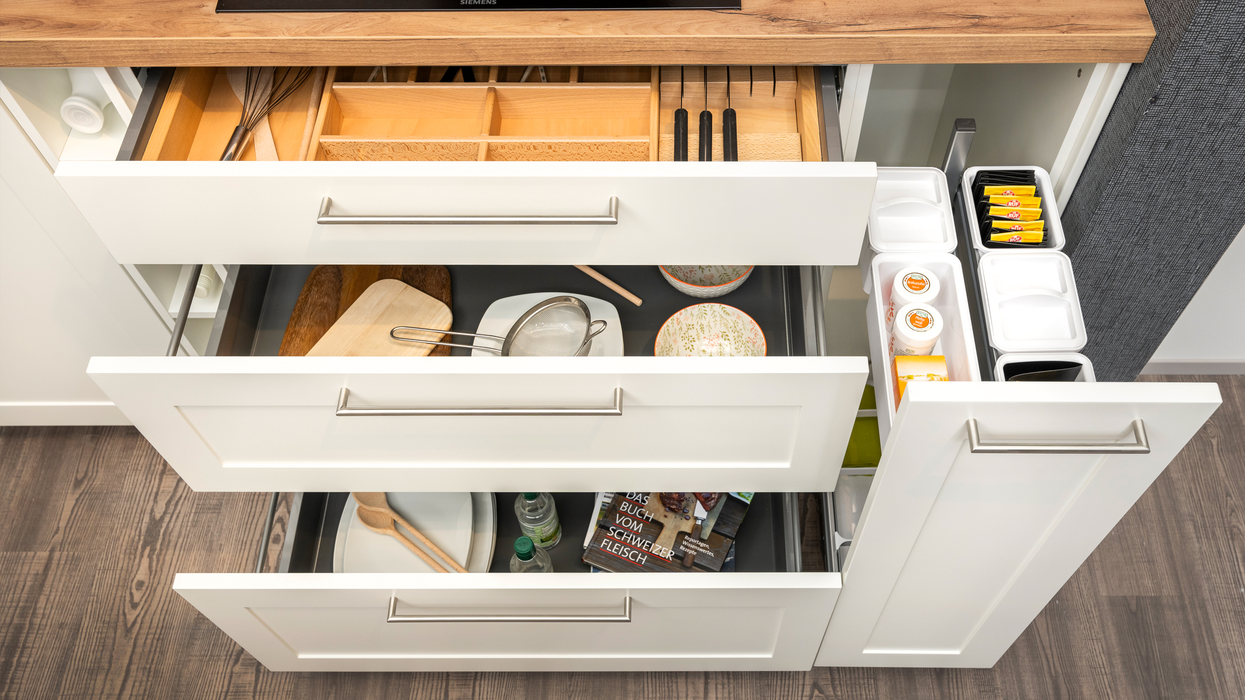 Moderne, geräumige Landhausküche Modell Nordic von Nobilia