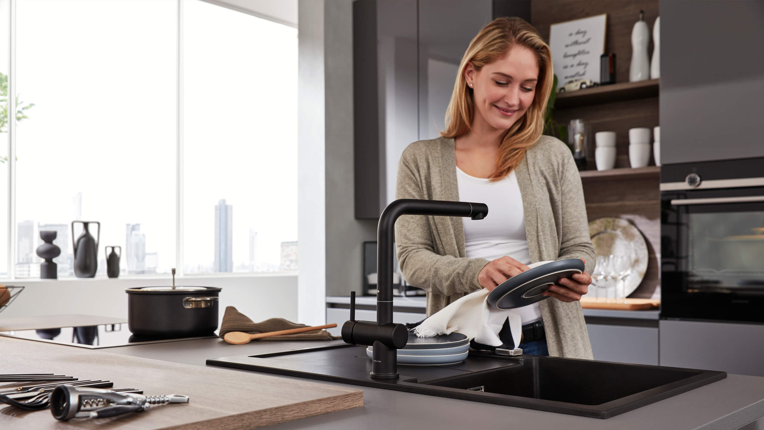 Grifflose Designküche "Serie 3042" mit Insel von Interliving