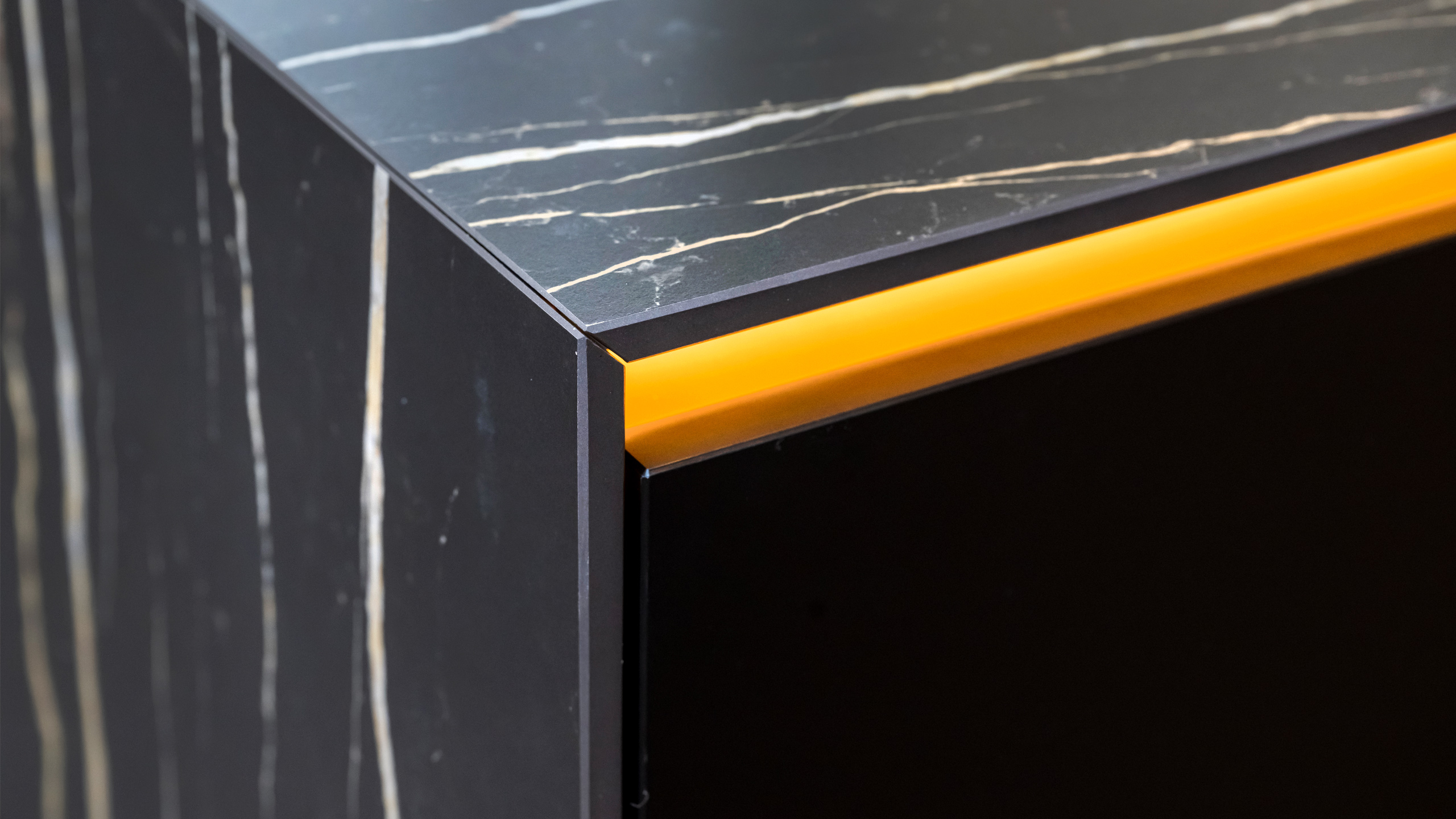 Grifflose Designküche "Easytouch" mit Insel von Culineo 