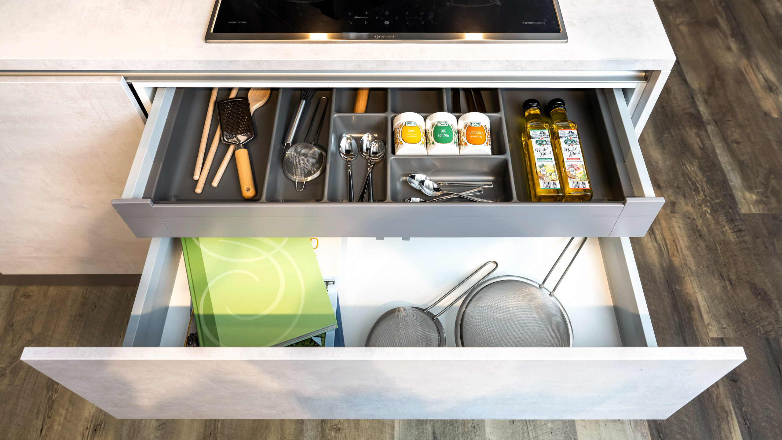 Grifflose, minimalistische Inselküche "Base" von Express