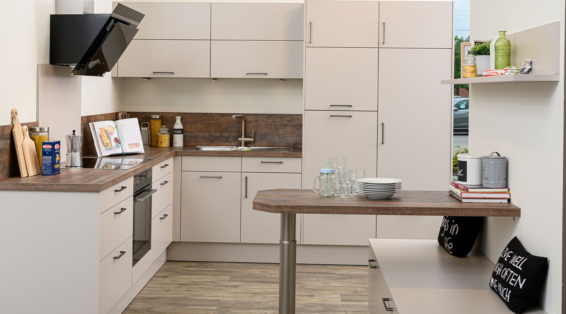 Moderne, Funktionelle L-Küche mit Sitzgelegenheit "Nora" von Wert Küche 