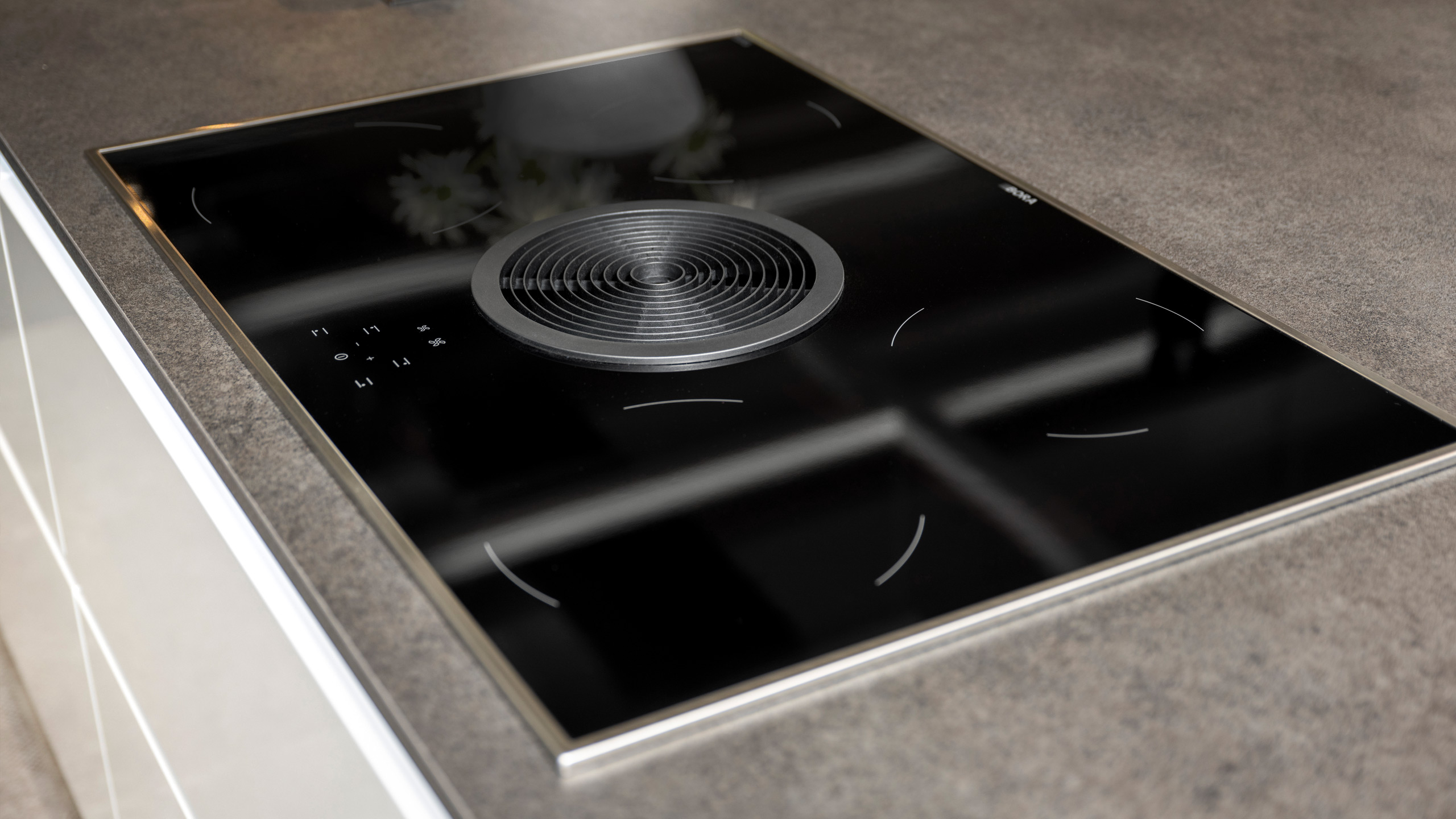 Grifflose Designküche "Lux" mit großer Insel  von Nobilia 