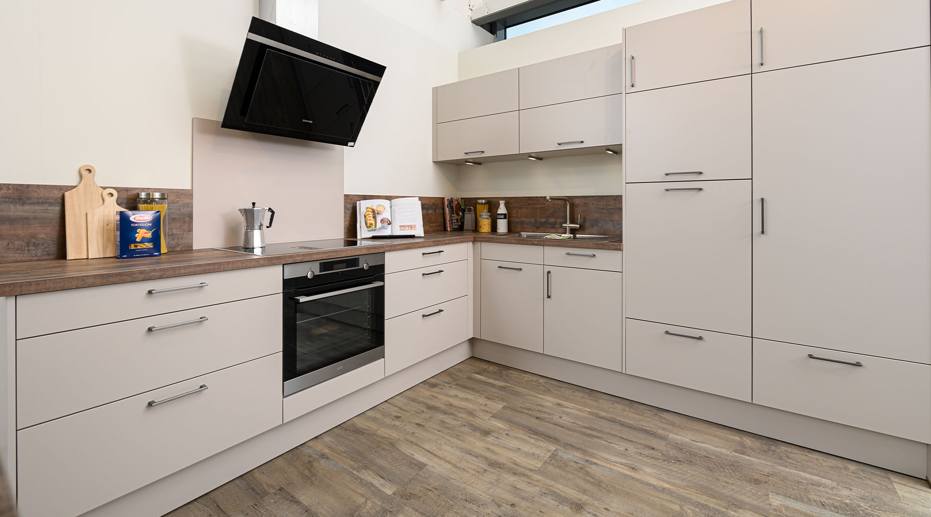 Moderne, Funktionelle L-Küche mit Sitzgelegenheit "Nora" von Wert Küche 