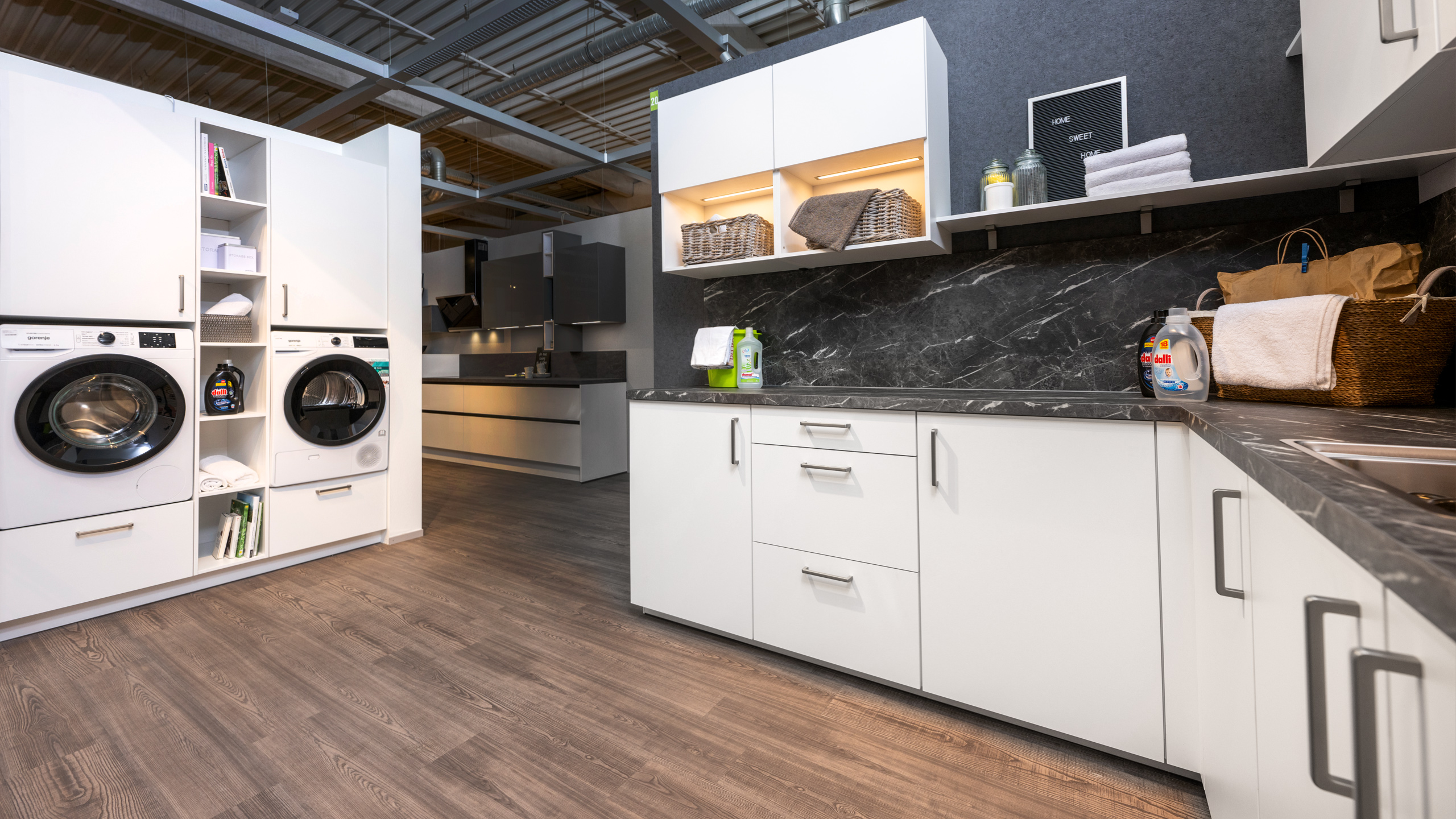 Moderner, geräumiger Hauswirtschaftsraum "Laser" von Nobilia 